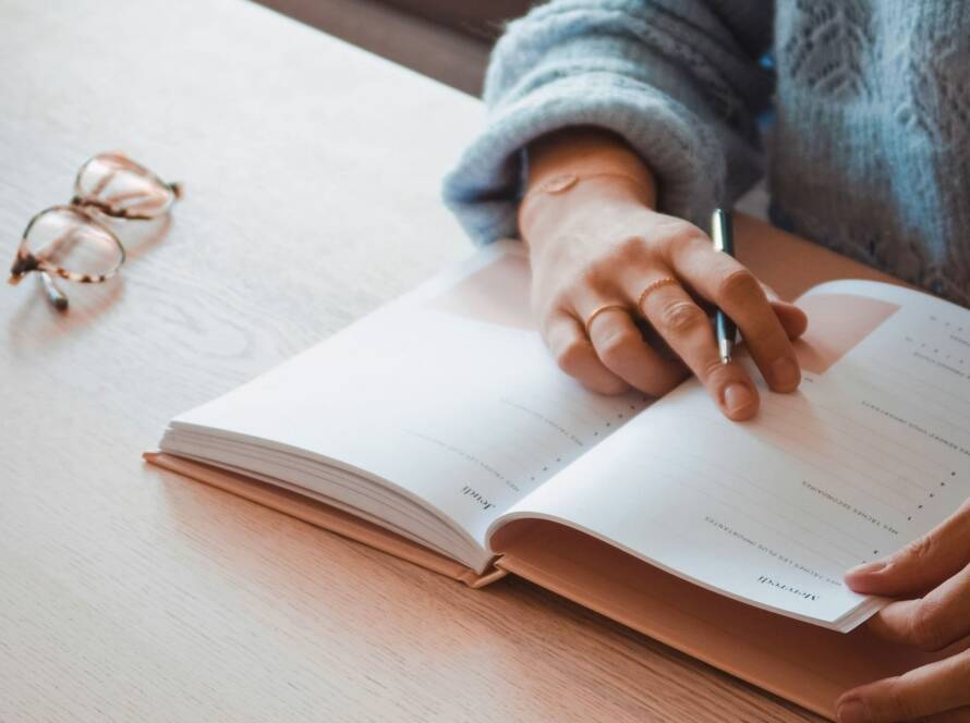 Agenda de rendez-vous consulté par une thérapeute pour organiser son activité