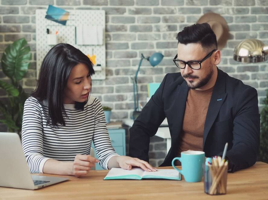 Deux professionnels échangent pour définir leurs priorités et leur stratégie