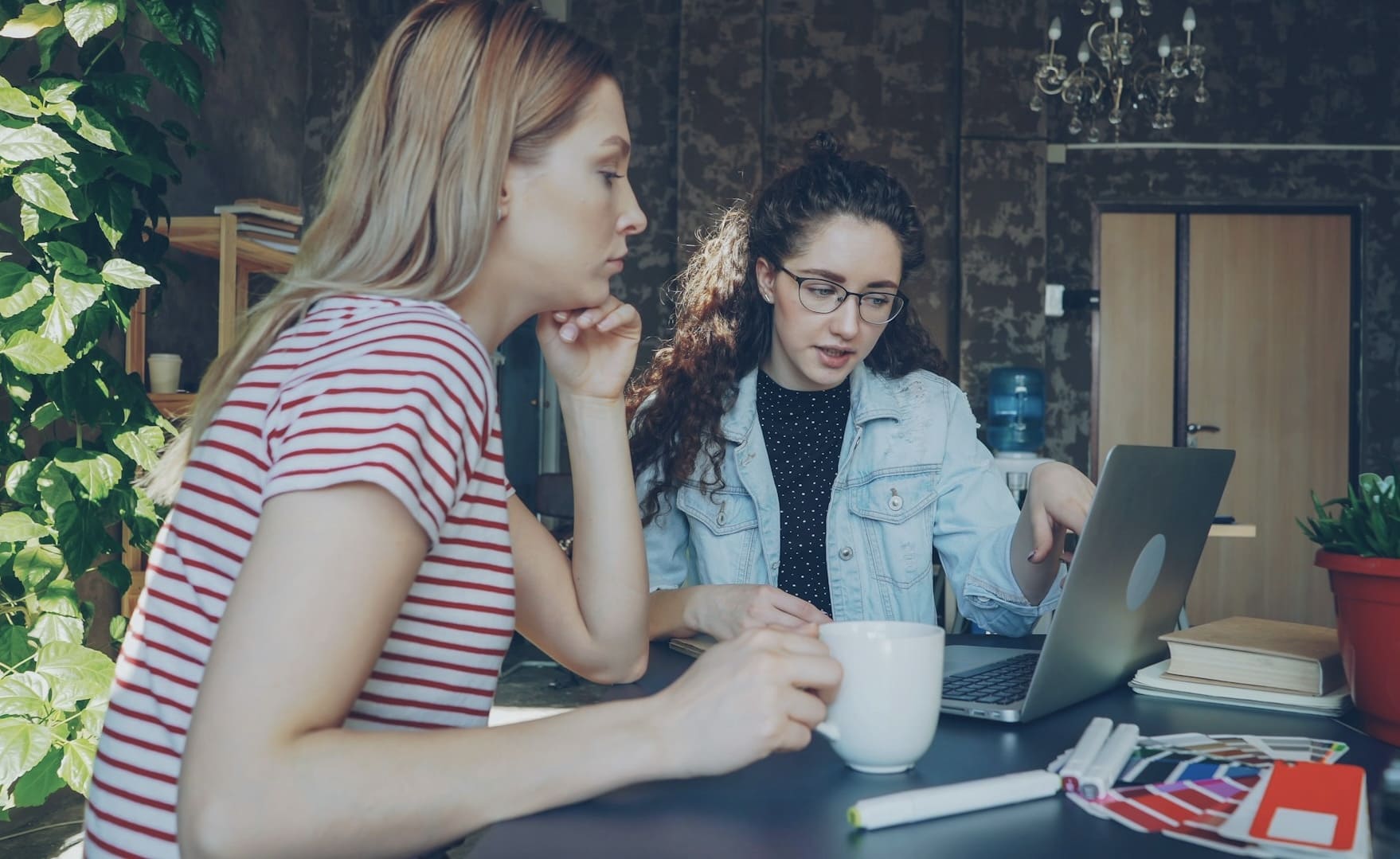Un thérapeute se fait accompagner par une consultante en marketing digital
