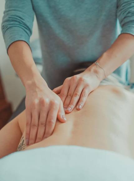 Thérapeute en activité dans son cabinet aménagé dans une ambiance calme et rassurante